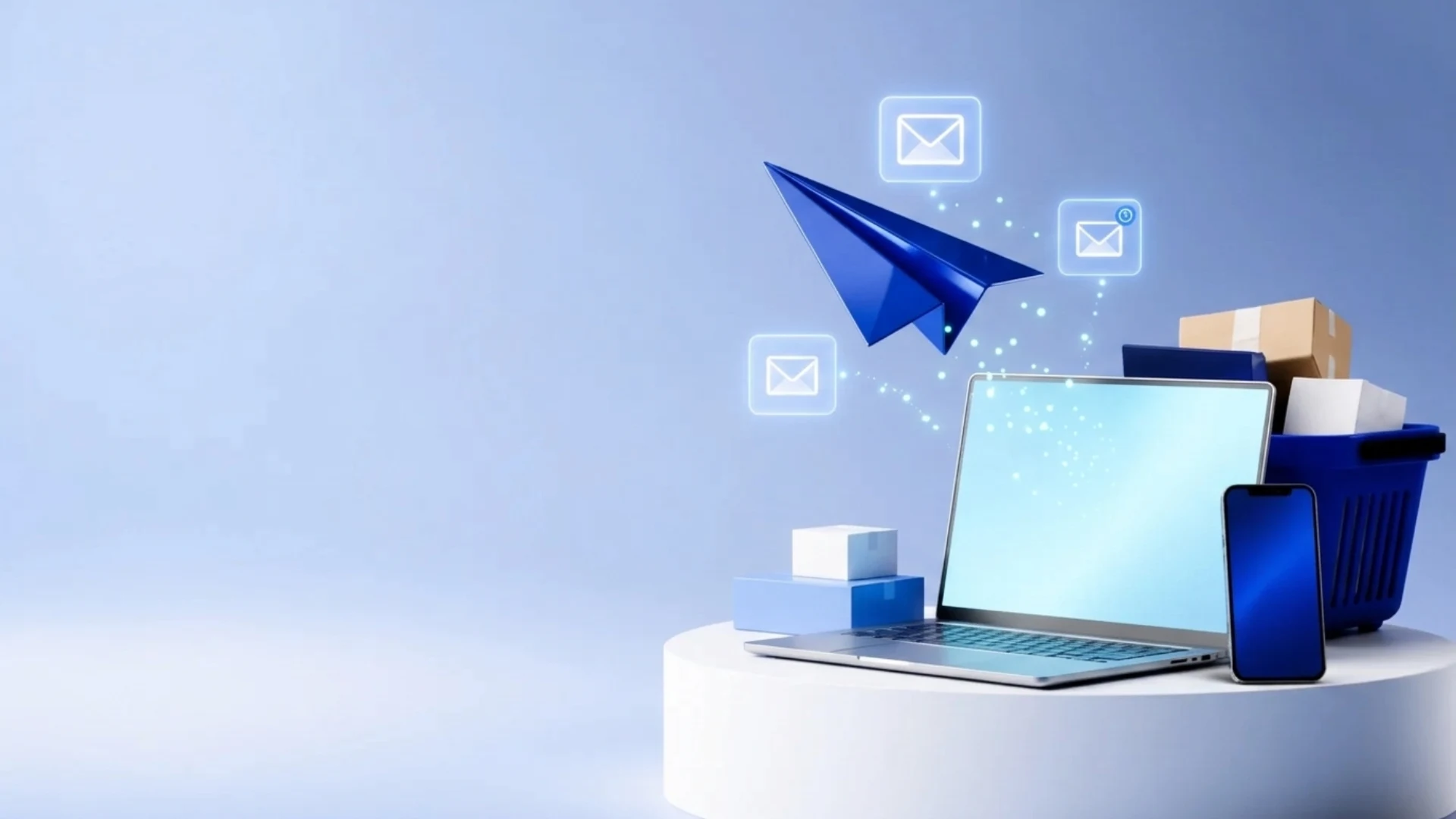 Miniatura materiału (Pierwsza kampania e-mail krok po kroku): Srebrny laptop na białym podeście studyjnym, z którego ekranu startuje kobaltowy papierowy samolot w otoczeniu świetlistych kopert